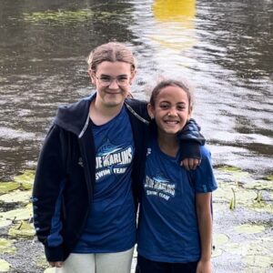 Een foto van Lily de Ben en Nadirah Vers, schouder, met Blue Marlins t-shirt aan.