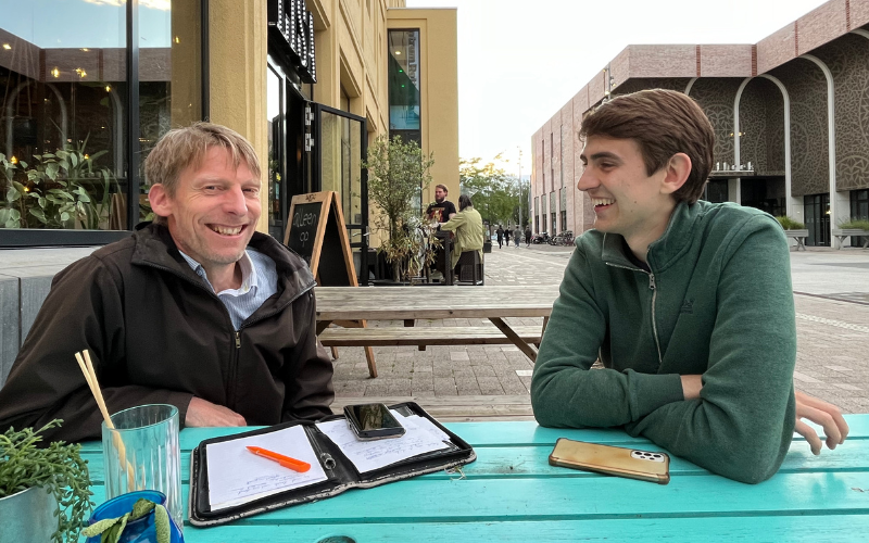 Interview met Wouter aan een tafeltje bij cafe/restaurant Lisa. Links Leon de interviewer, rechts Wouter.